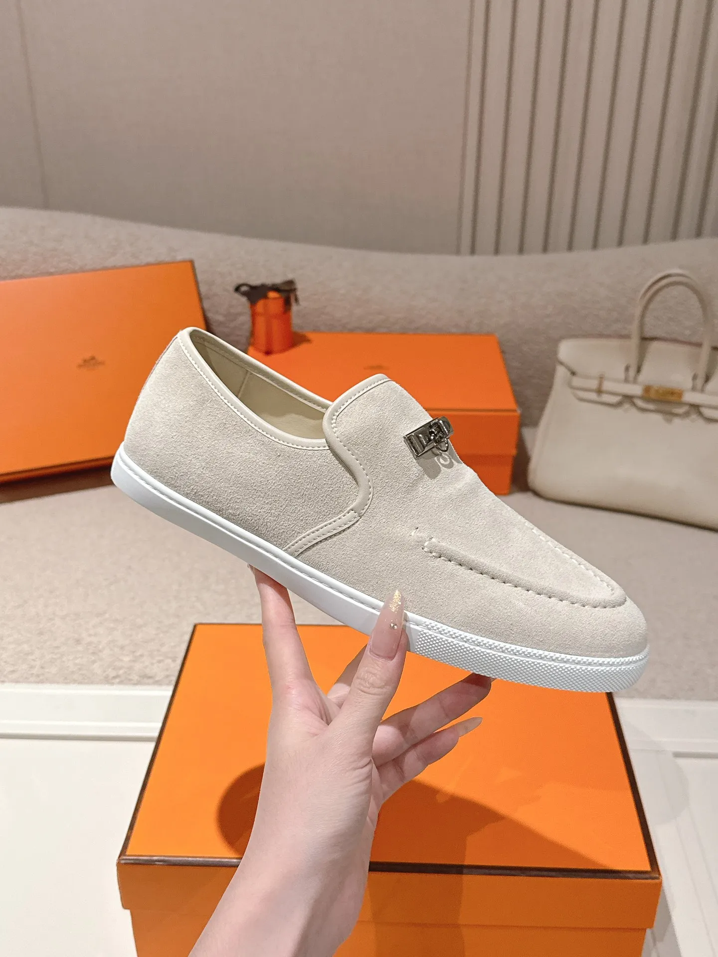 Men's Men's Shoes 600💰 Hermes# Couple Studded Loafers Calfskin and suede goatskin lace-up free sneakers with signature "H" detail. The design is simple and smooth, creating a fashionable urban look. It is comfortable and versatile. H family classics are not outdated, and the delivery counter is exquisitely packaged🛍📦 Fabric: Original customized imported first-layer cowhide/cow down Lining: Imported soft sheepskin Sole: Original open-molded anti-slip TPU material Size: 35-45